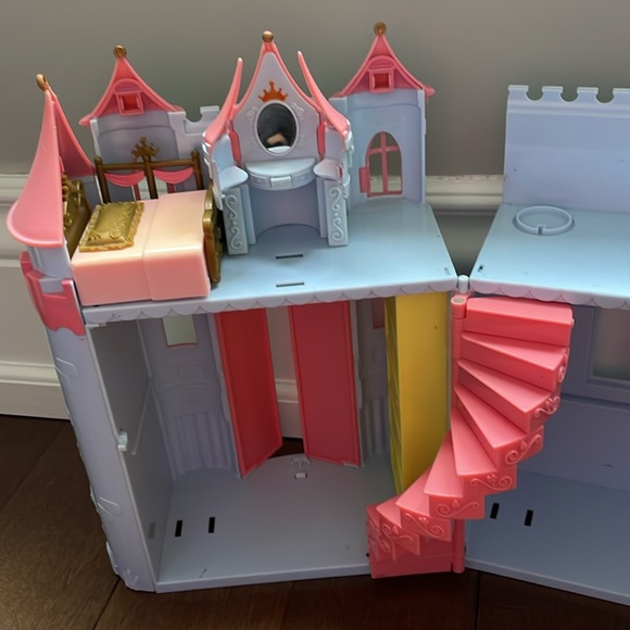 Mattel Foldable Caste - Picture 8 of 10